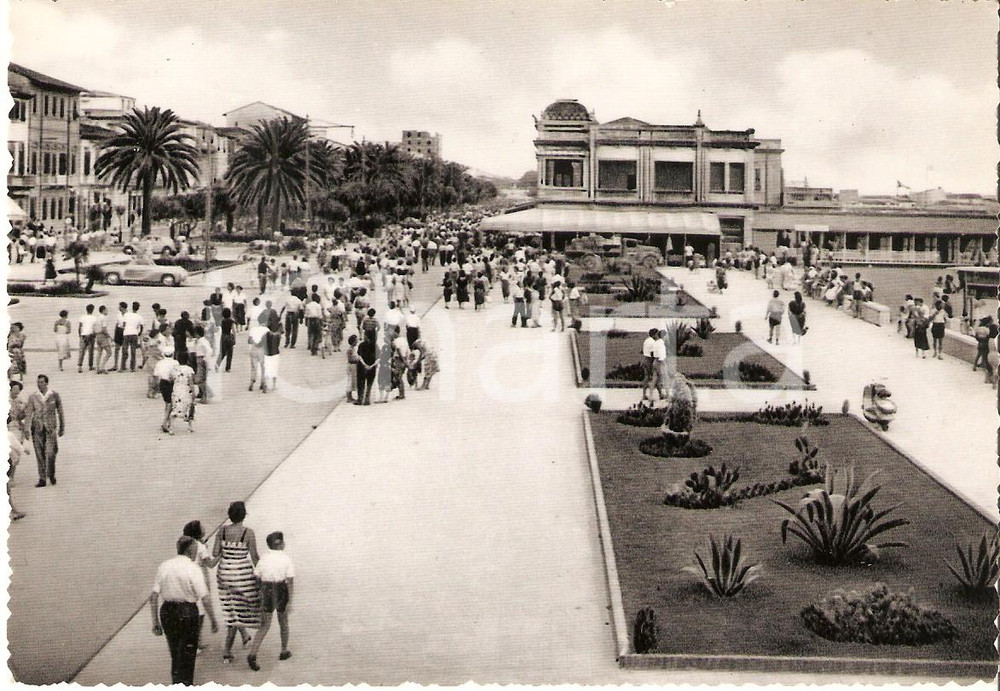 Cartolina originale da collezione 1955 ca VIAREGGIO LU Passeggiata sul lungomare Cartolina ANIMATA FG NV 1