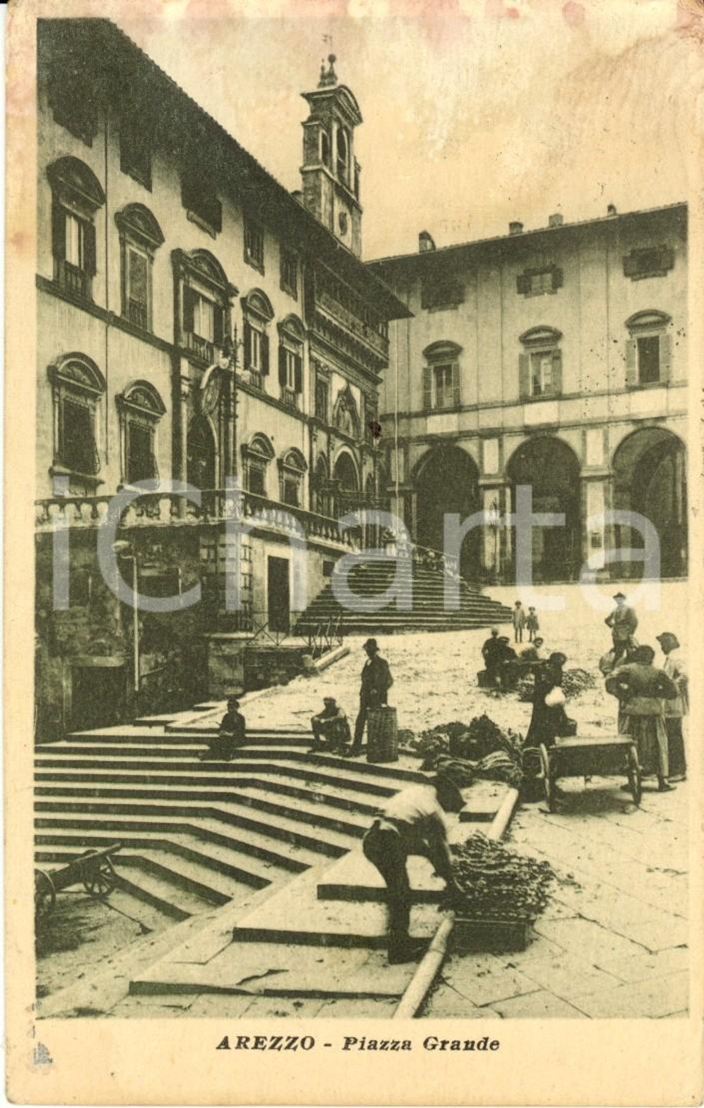 Cartolina originale da collezione 1920 ca AREZZO Contadini in piazza GRANDE davanti Palazzo FRATERNITA' LAICI *FP 1