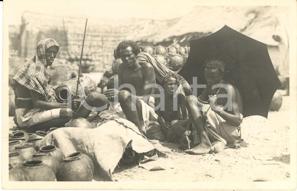 Cartolina originale da collezione 1930 ca MOGADISCIO SOMALIA AOI Indigeni al mercato con ombrello ANIMATA FP NV 1