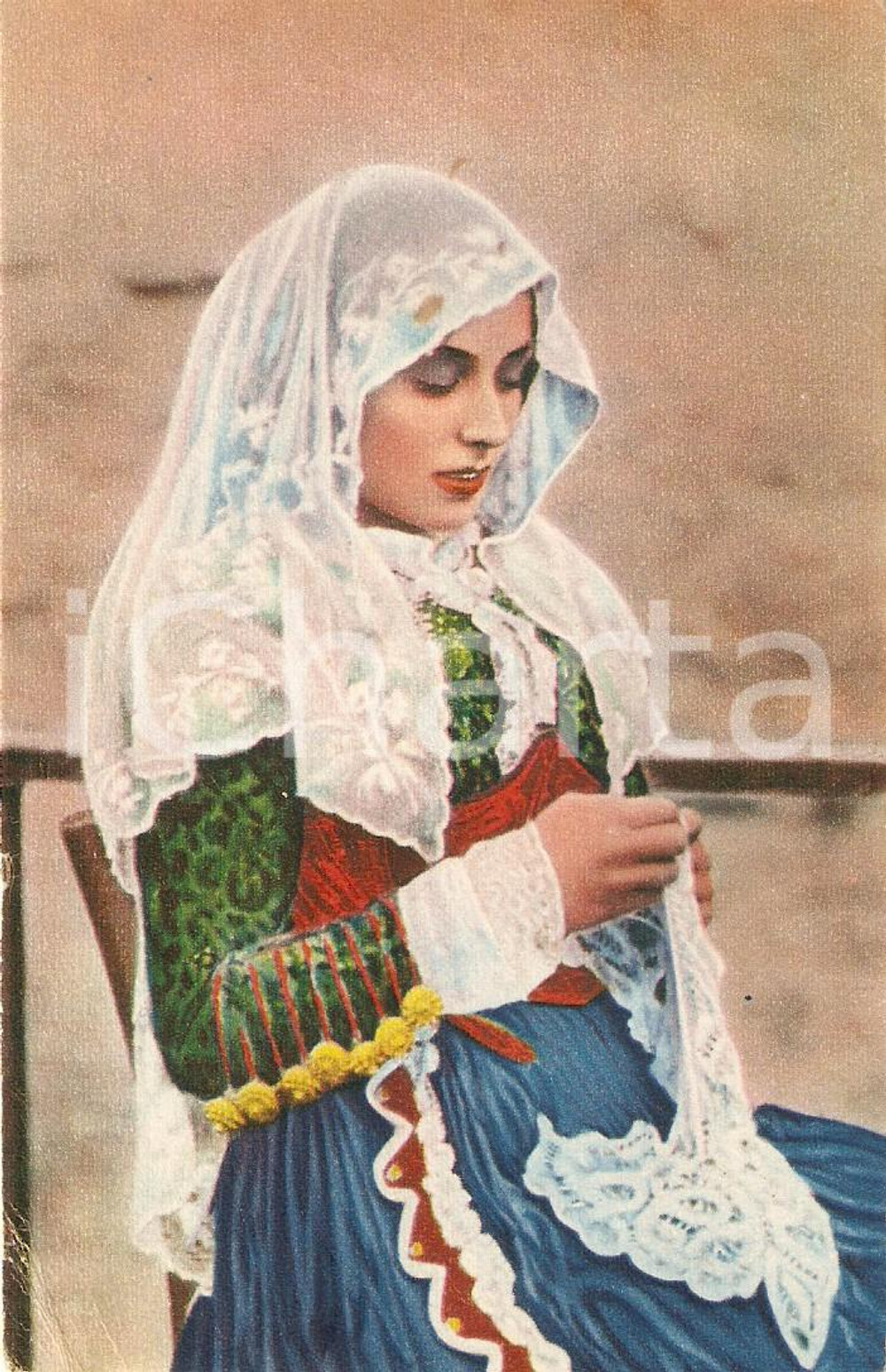 Cartolina originale da collezione 1920 ca OSILO SS Cucitrice in costume sardo Cartolina FP NV 1