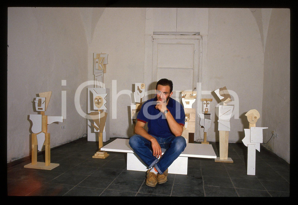 35mm vintage slide* 1995 ca ITALIA ARTE Andrea BAJ durante una mostra (7)  Diapositiva d'epoca, in formato 35 mm.CONDIZIONI: GOOD   Tutti i diritti riservati.E' severamente vietata la riproduzione. ICharta mette in vendita, sul negozio eBay e in esclusiva sul sito "icharta" il proprio archivio composto da numerose diapositive e negativi fotografici d'epoca, tutti originali e autentici, che attraversano la storia del costume italiano tra gli la fine degli anni Sessanta e Novanta.Si tratta di uno sguardo inedito sull'attualit&agrave;, la politica, la vita quotidiana, il gossip e la cultura, che fotografa il cambiamento della nazione in quest'ultimo scorcio del XX secolo. Un'occasione unica per il mercato del collezionismo, che vede finalmente disponibile un archivio eccezionale per vastit&agrave;, tematiche e condizioni, in un settore (il negativo fotografico e la diapositiva) di assoluta novit&agrave; e dalle interessanti prospettive di investimento.  originale e autentica 1