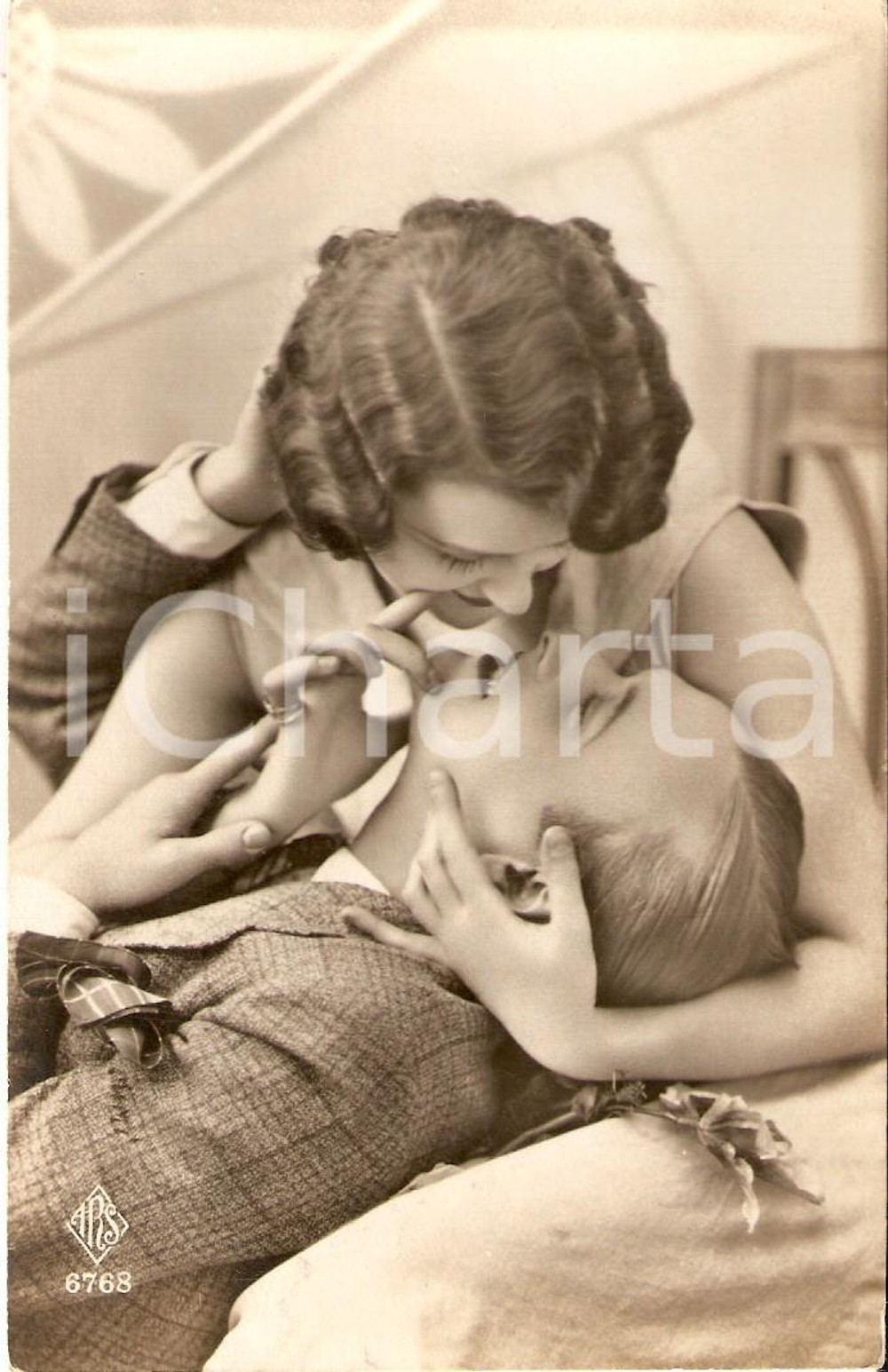 Cartolina originale da collezione 1932 INNAMORATI Ragazzo si fa coccolare dalla fidanzata Cartolina FP VG 1