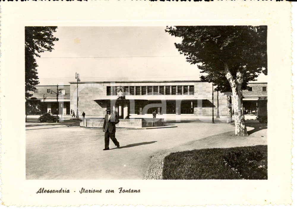 Cartolina originale da collezione 1950 ca ALESSANDRIA Stazione con fontana Cartolina postale FG NV 1