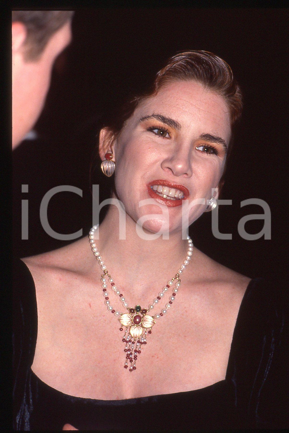 35mm vintage slide* 1988 NEW YORK Melissa GILBERT al Regency Theater *Ritratto 1  Diapositiva d'epoca, in formato 35 mm.Nella diapositiva compare Melissa Gilbert al Regency Theater di New York, in occasione della premi&egrave;re del film "Full Moon in Blue Water".CONDIZIONI: GOOD  Tutti i diritti riservati.E' severamente vietata la riproduzione. ICharta mette in vendita, sul negozio eBay e in esclusiva sul sito "icharta" il proprio archivio composto da numerose diapositive e negativi fotografici d'epoca, tutti originali e autentici, che attraversano la storia del costume italiano tra gli la fine degli anni Sessanta e Novanta.Si tratta di uno sguardo inedito sull'attualit&agrave;, la politica, la vita quotidiana, il gossip e la cultura, che fotografa il cambiamento della nazione in quest'ultimo scorcio del XX secolo. Un'occasione unica per il mercato del collezionismo, che vede finalmente disponibile un archivio eccezionale per vastit&agrave;, tematiche e condizioni, in un settore (il negativo fotografico e la diapositiva) di assoluta novit&agrave; e dalle interessanti prospettive di investimento.  originale e autentica 1