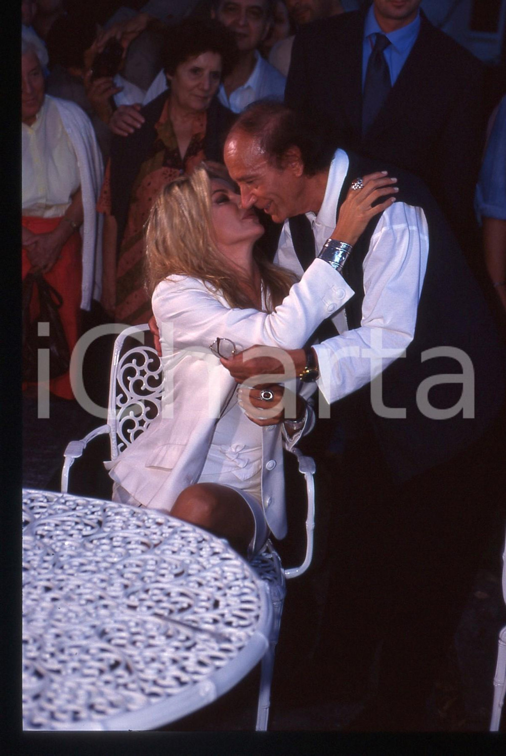 35mm vintage slide* 1996 MISS ITALIA Alba PARIETTI Enzo MIRIGLIANI Ritratto (1)  Diapositiva d'epoca, in formato 35 mm.  CONDIZIONI: GOOD Tutti i diritti riservati.E' severamente vietata la riproduzione. ICharta mette in vendita, sul negozio eBay e in esclusiva sul sito "icharta" il proprio archivio composto da numerose diapositive e negativi fotografici d'epoca, tutti originali e autentici, che attraversano la storia del costume italiano tra gli la fine degli anni Sessanta e Novanta.Si tratta di uno sguardo inedito sull'attualit&agrave;, la politica, la vita quotidiana, il gossip e la cultura, che fotografa il cambiamento della nazione in quest'ultimo scorcio del XX secolo. Un'occasione unica per il mercato del collezionismo, che vede finalmente disponibile un archivio eccezionale per vastit&agrave;, tematiche e condizioni, in un settore (il negativo fotografico e la diapositiva) di assoluta novit&agrave; e dalle interessanti prospettive di investimento.  originale e autentica 1