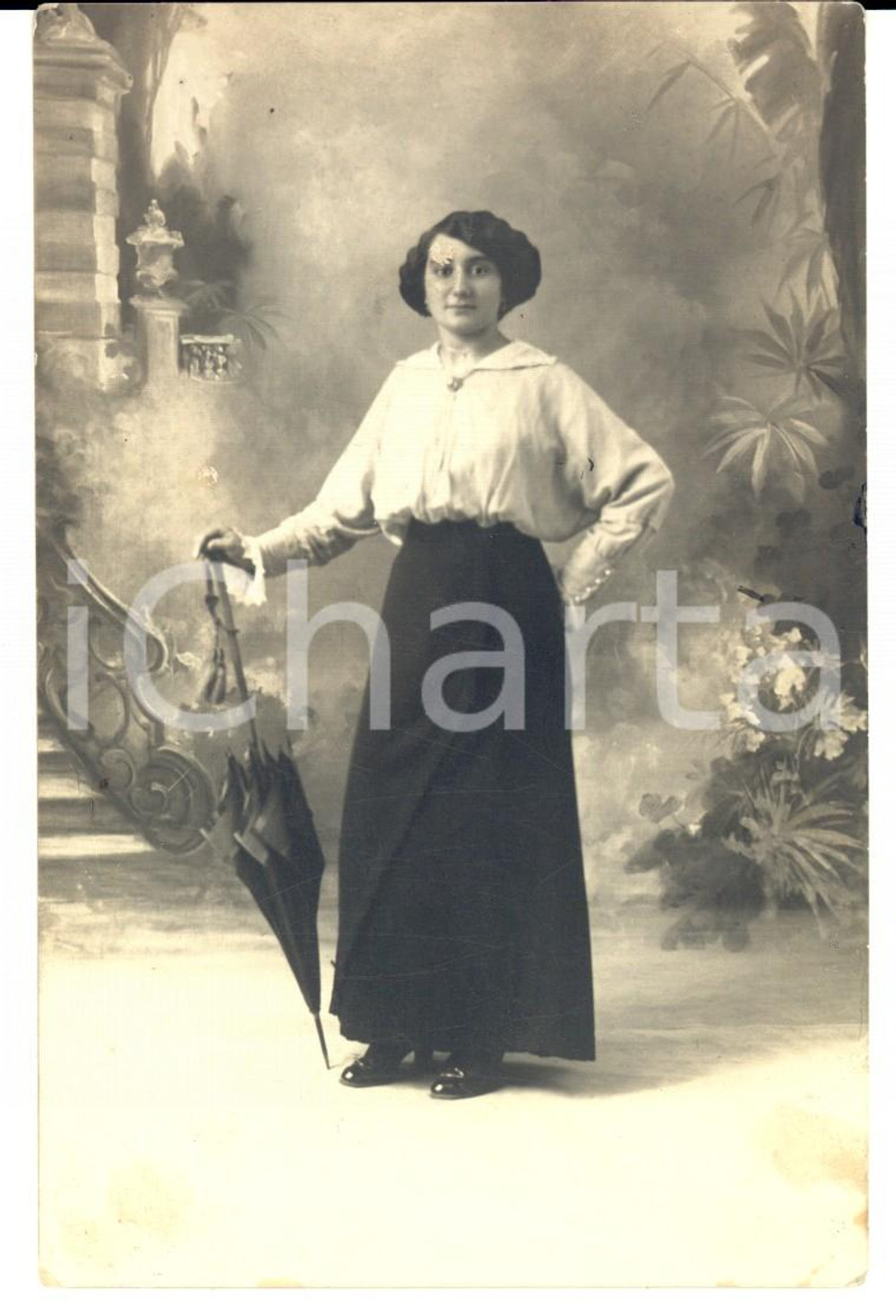 Fotografia d epoca originale 1920 ca SESTO SAN GIOVANNI MI Donna con l ombrellino  Foto BERGONZINI 1