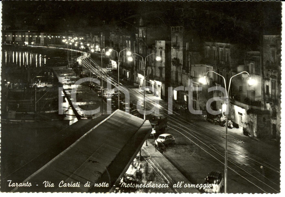 Cartolina originale da collezione 1963 TARANTO Via CARIATI di notte e motopescherecci all'ormeggio  FG VG 1