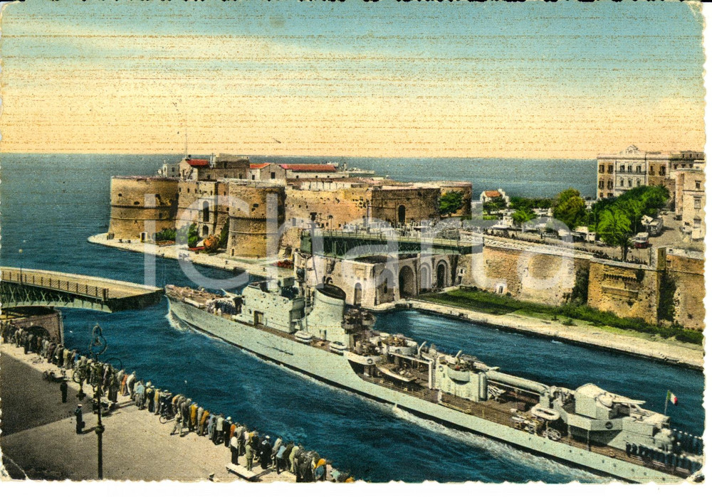 Cartolina originale da collezione 1958 TARANTO Ponte girevole aperto con passaggio nave *Cartolina postale FG VG 1