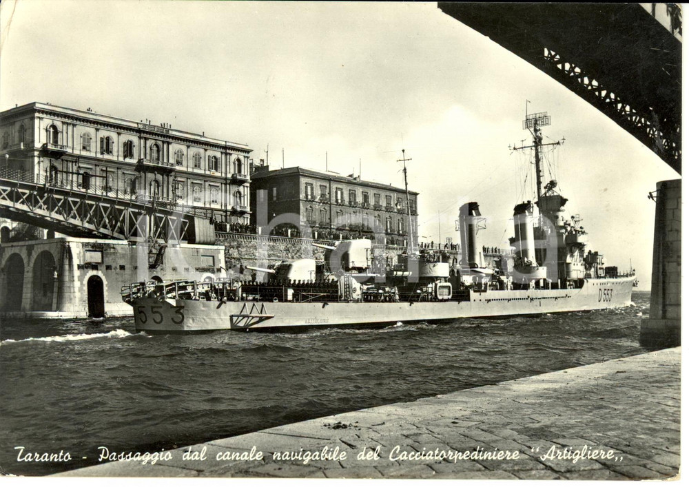 Cartolina originale da collezione 1955 TARANTO Passaggio dal canale navigabile del CACCIATORPEDINIERE ARTIGLIERE 1