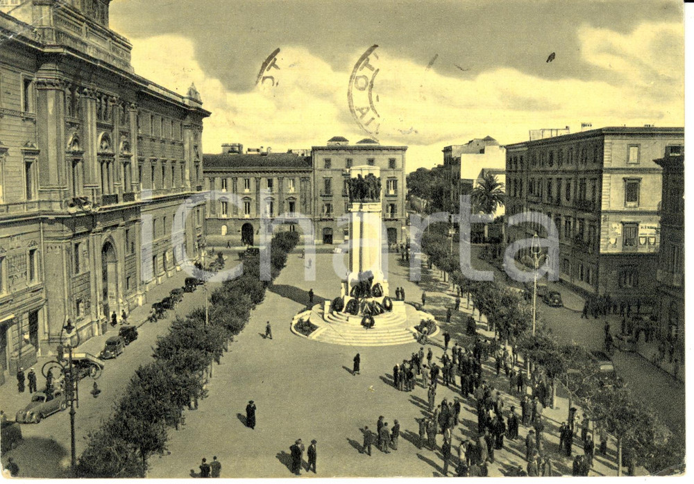 Cartolina originale da collezione 1957 TARANTO Piazza della Vittoria e Monumento a Caduti *Cartolina postale FG VG 1