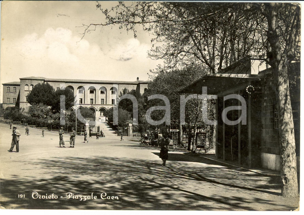 Cartolina originale da collezione 1954 ORVIETO TR Piazzale CAEN Animata con militari Cartolina postale FG VG 1