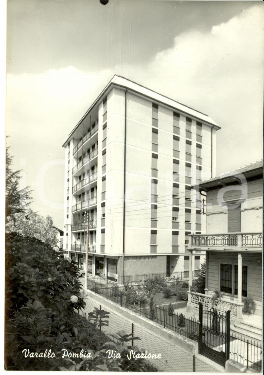 Cartolina originale da collezione 1950 ca VARALLO POMBIA NO Via Stazione Cartolina postale FG NV 1