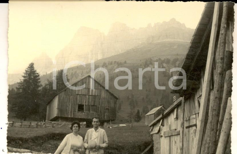 Fotografia d epoca originale 1958 DOLOMITI / Passo di COSTALUNGA BZ Coppia di turisti in gita Foto 10x7 cm 1