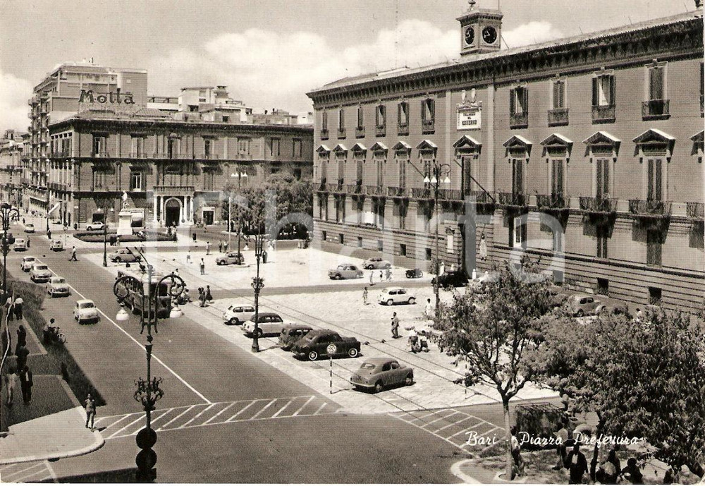 Cartolina originale da collezione 1959 BARI Piazza Prefettura PALAZZO DEL GOVERNO Insegna MOTTA Cartolina FG VG 1