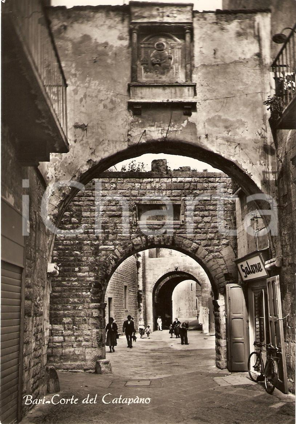 Cartolina originale da collezione 1960 circa BARI Veduta della Corte del CATAPANO Animata *Cartolina FG NV 1