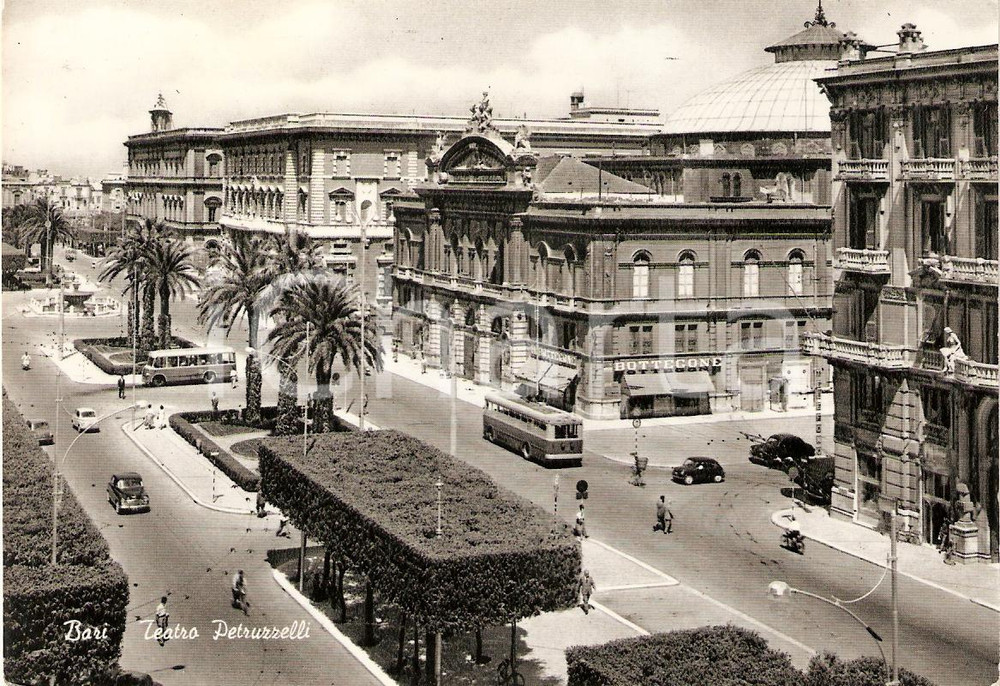 Cartolina originale da collezione 1959 BARI Corriere in transito al Teatro PETRUZZELLI Insegna BOTTEGONE Cartolina 1