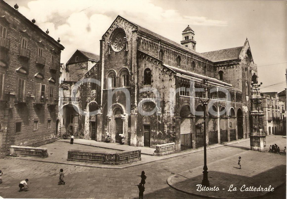 Cartolina originale da collezione 1950 circa BITONTO (BA) Bambini giocano davanti alla CATTEDRALE *Cartolina FG VG 1
