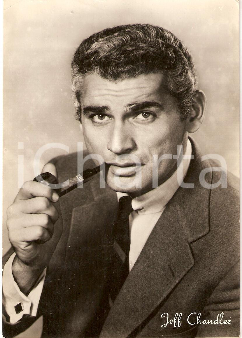 Cartolina originale da collezione 1950 circa JEFF CHANDLER SMOKES A PIPE Fotografia seriale UNIVERSAL FG NV 1