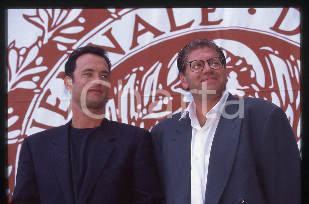 35mm vintage slide* 1994 MOSTRA DI VENEZIA Tom HANKS Robert ZEMECKIS Ritratto 1  Diapositiva d'epoca, in formato 35 mm.CONDIZIONI: GOOD   Tutti i diritti riservati.E' severamente vietata la riproduzione. ICharta mette in vendita, sul negozio eBay e in esclusiva sul sito "icharta" il proprio archivio composto da numerose diapositive e negativi fotografici d'epoca, tutti originali e autentici, che attraversano la storia del costume italiano tra gli la fine degli anni Sessanta e Novanta.Si tratta di uno sguardo inedito sull'attualit&agrave;, la politica, la vita quotidiana, il gossip e la cultura, che fotografa il cambiamento della nazione in quest'ultimo scorcio del XX secolo. Un'occasione unica per il mercato del collezionismo, che vede finalmente disponibile un archivio eccezionale per vastit&agrave;, tematiche e condizioni, in un settore (il negativo fotografico e la diapositiva) di assoluta novit&agrave; e dalle interessanti prospettive di investimento.  originale e autentica 1