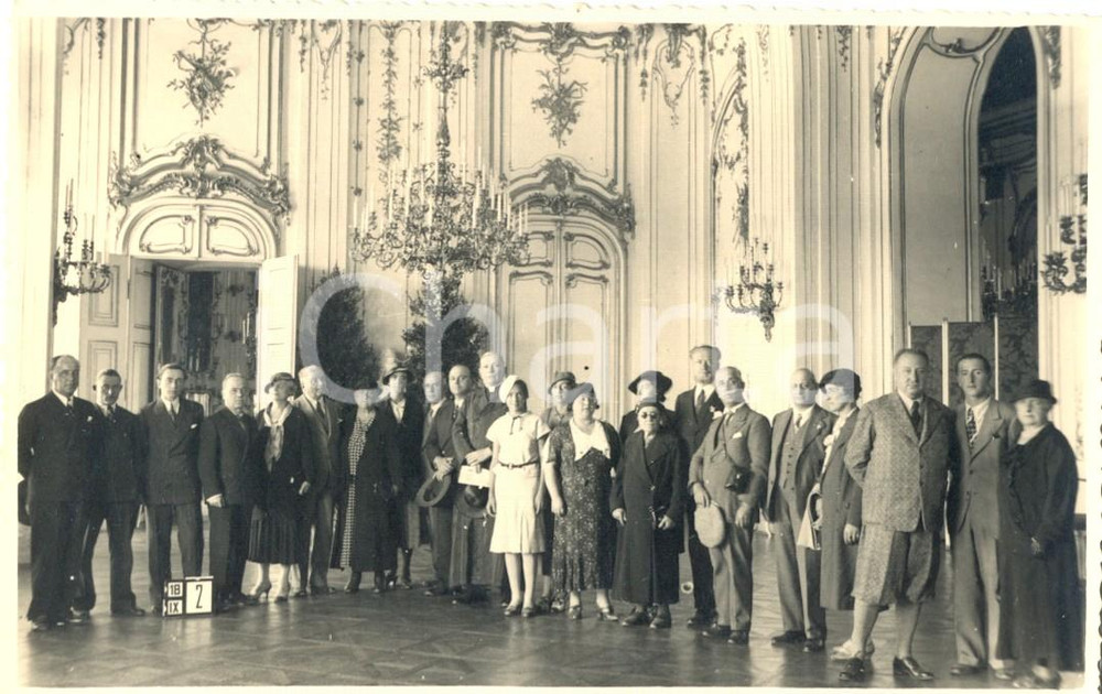 Fotografia d epoca originale 1930 ca WIEN Castello SCHONBRUNN Gruppo di visitatori in una sala Foto FP 1