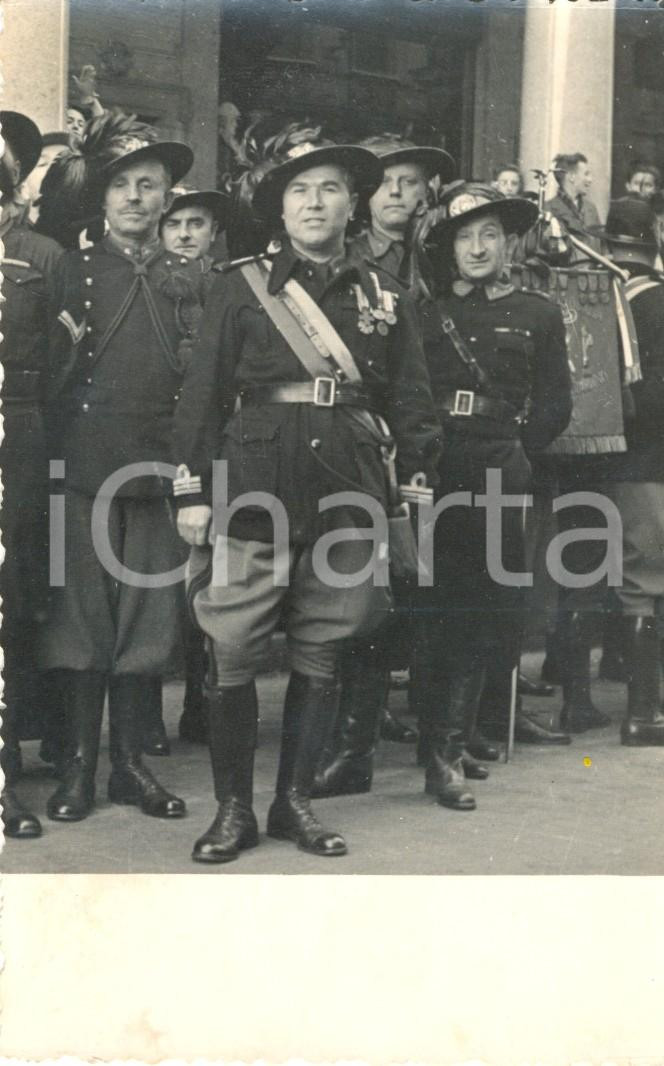 Fotografia d epoca originale 1940 ca TORINO Raduno dei BERSAGLIERI della fanfara Foto FP NV 1