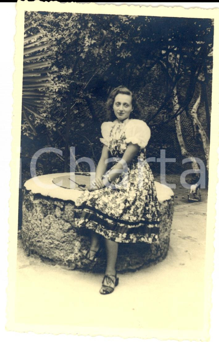 Fotografia d epoca originale 1939 VILLA ASSUNTA TR Giovane ragazza in posa su un pozzo Foto FP 1
