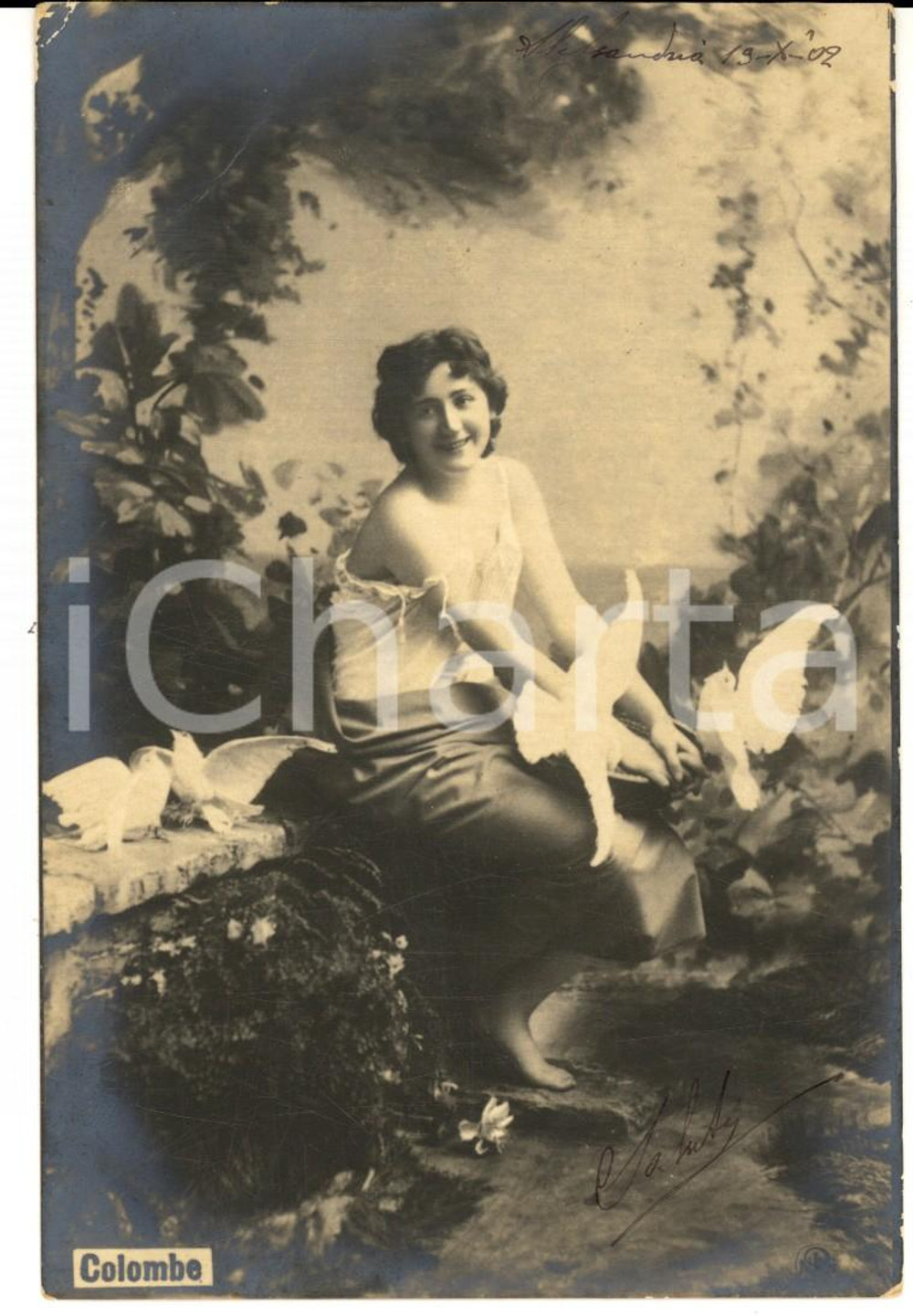 Cartolina originale da collezione 1902 EROTICA VINTAGE Giovane donna in un volo di colombe *Cartolina FP VG 1