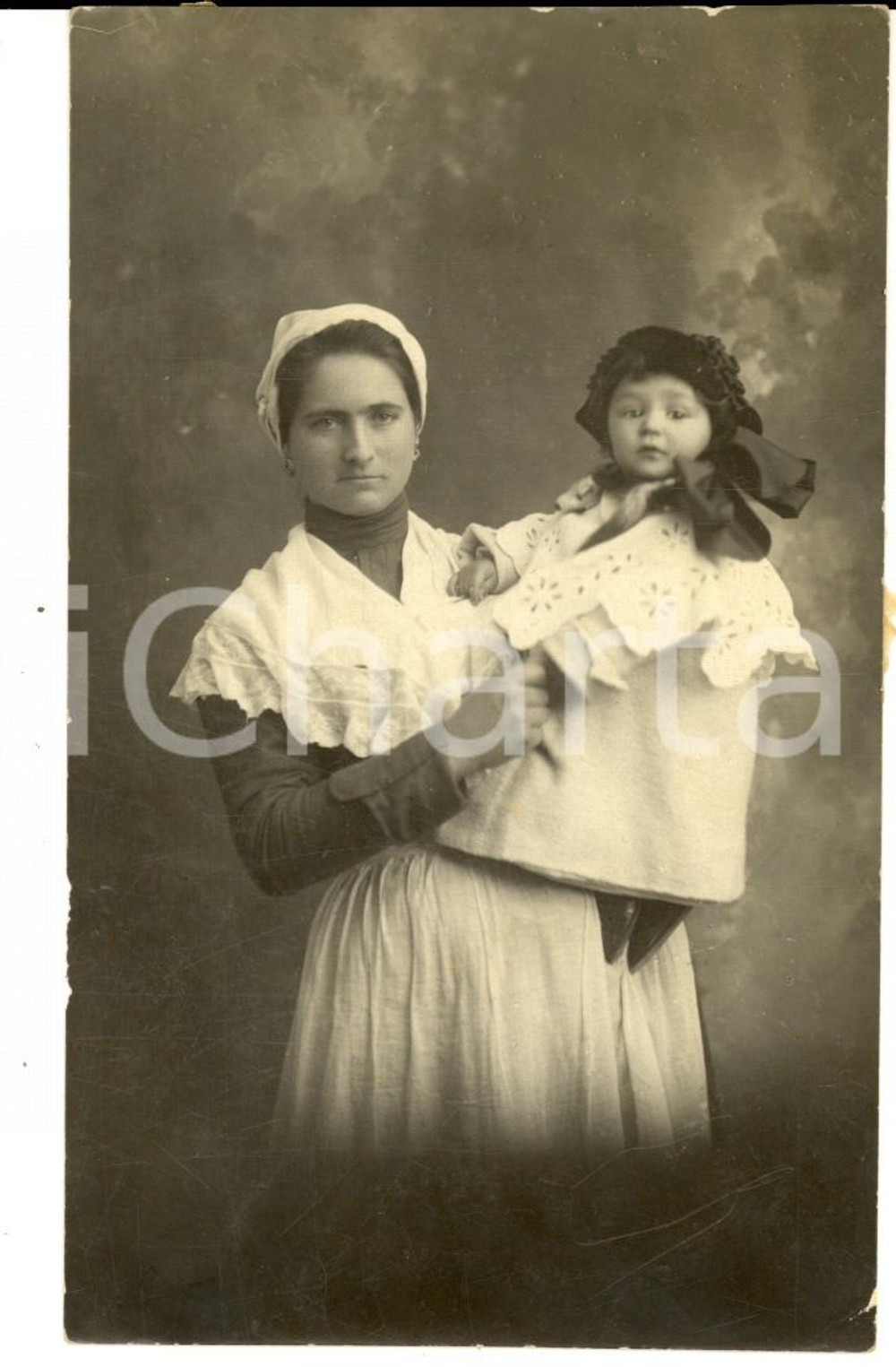 Fotografia d epoca originale 1920 ca AREA LOMBARDA ? Ritratto di balia con bambina Foto cartolina FP NV 1