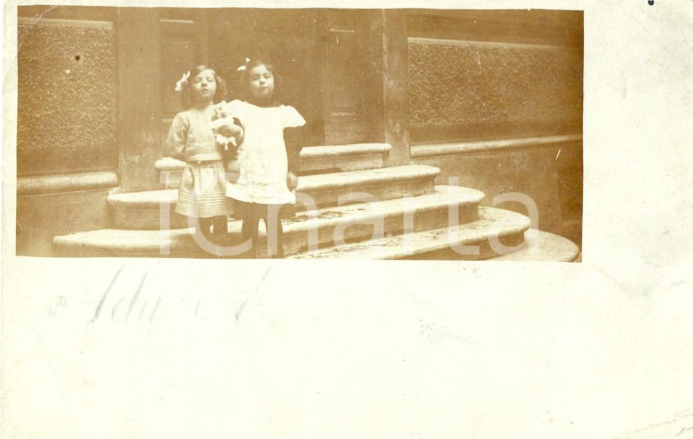 Fotografia d'epoca originale 1900 ca AREA LOMBARDA Sorelline sulle scale di casa con la bambola *Foto FP NV 1