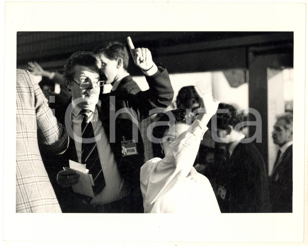 Fotografia d epoca originale 1987 MILANO Borsa Italiana  Acquisizione dei titoli  Fotografia 25x20 cm 1