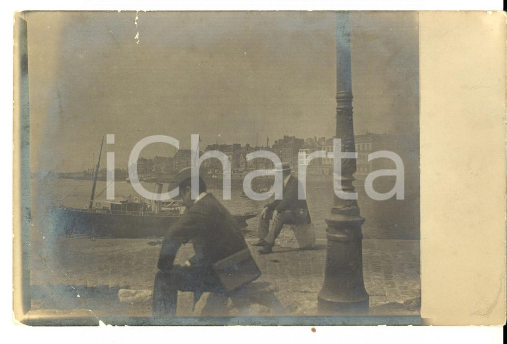Fotografia d'epoca originale 1910 ca COSTA AZZURRA (?)  Amici sul molo di un porto *Foto DANNEGGIATA 1