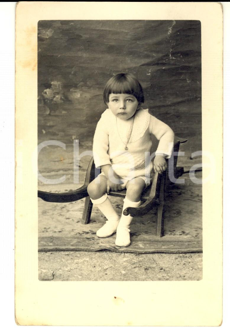 Fotografia d'epoca originale 1920 ca AREA FRANCESE Bambino posa con abito bianco di lana *Foto VINTAGE 1