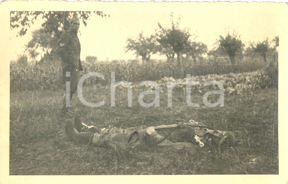 Fotografia d'epoca originale 1940 ca AREA PAVESE WW2 Cadavere di paracadutista composto da militare Foto 9x14 1