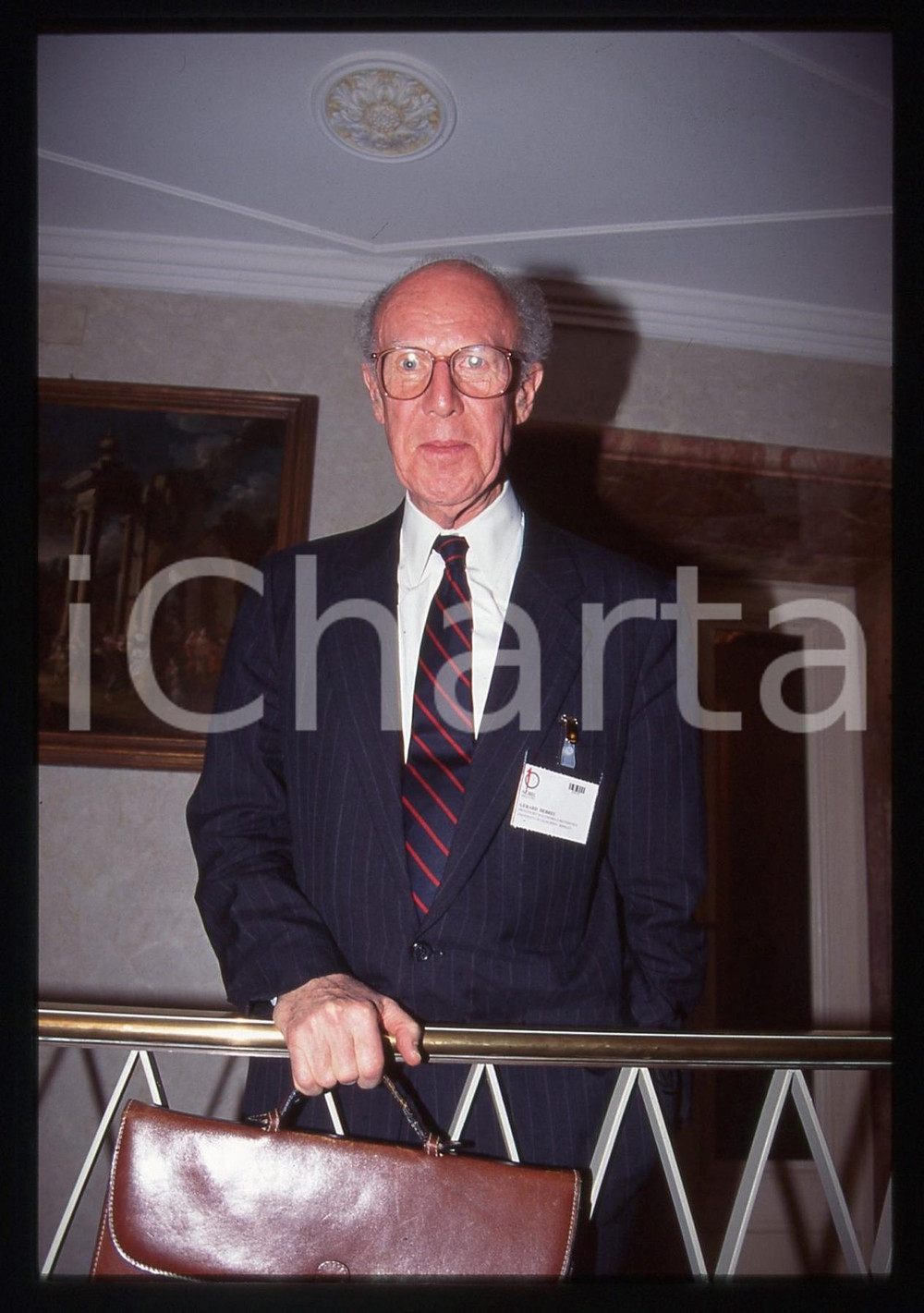 35mm vintage slide* 1994 MILANO Gérard DEBREU al convegno DIECI NOBEL Ritratto 8  Diapositiva d'epoca, in formato 35 mm. La diapositiva illustra la quarta edizione del convegno "Dieci Nobel per il futuro", svoltasi a Milano presso il Centro Congressi Fondazione Cariplo nel dicembre 1994.  CONDIZIONI: GOOD Tutti i diritti riservati.E' severamente vietata la riproduzione. ICharta mette in vendita, sul negozio eBay e in esclusiva sul sito "icharta" il proprio archivio composto da numerose diapositive e negativi fotografici d'epoca, tutti originali e autentici, che attraversano la storia del costume italiano tra gli la fine degli anni Sessanta e Novanta.Si tratta di uno sguardo inedito sull'attualit&agrave;, la politica, la vita quotidiana, il gossip e la cultura, che fotografa il cambiamento della nazione in quest'ultimo scorcio del XX secolo. Un'occasione unica per il mercato del collezionismo, che vede finalmente disponibile un archivio eccezionale per vastit&agrave;, tematiche e condizioni, in un settore (il negativo fotografico e la diapositiva) di assoluta novit&agrave; e dalle interessanti prospettive di investimento.New layer...  originale e autentica 1