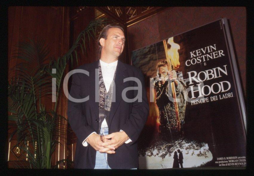 Fotografia d epoca originale Kevin COSTNER  ITALIA 1991 Presentazione Robin Hood 35 mm vintage slide 1 1