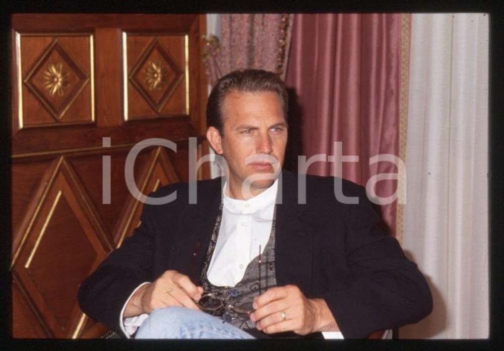 Fotografia d epoca originale Kevin COSTNER  ITALIA 1991 Presentazione Robin Hood 35 mm vintage slide 9 1