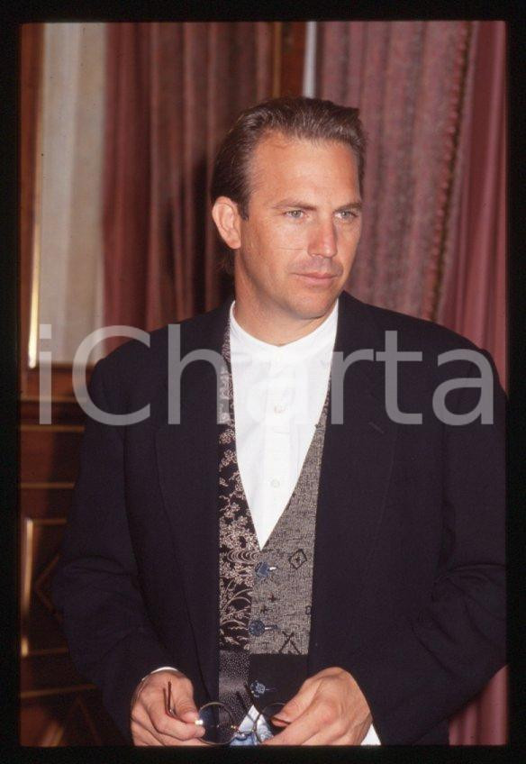 Fotografia d epoca originale Kevin COSTNER  ITALIA 1991 Presentazione Robin Hood 35 mm vintage slide 17 1