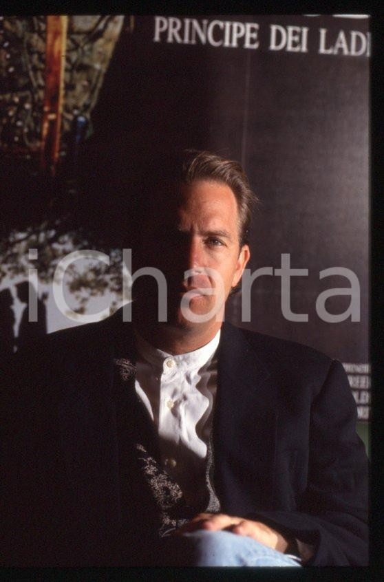 Fotografia d epoca originale Kevin COSTNER  ITALIA 1991 Presentazione Robin Hood 35 mm vintage slide 19 1