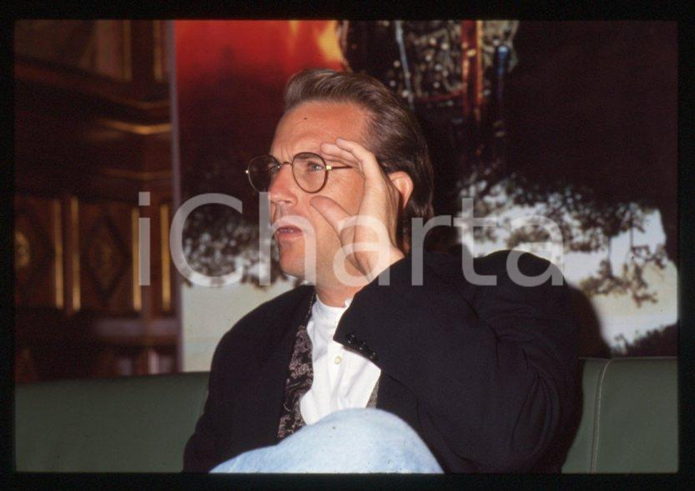 Fotografia d epoca originale Kevin COSTNER  ITALIA 1991 Presentazione Robin Hood 35 mm vintage slide 26 1