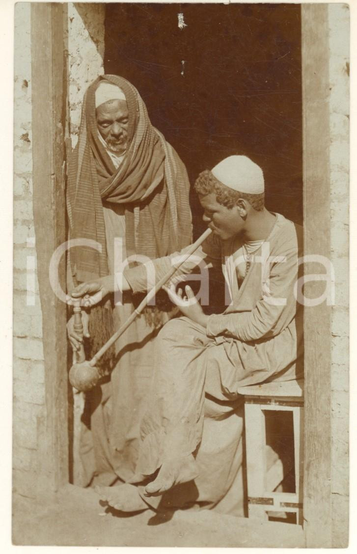 Fotografia d epoca originale 1900 ca COSTUMI EGITTO Giovane fumatore di oppio Fotografia RARA 9x14 cm 1