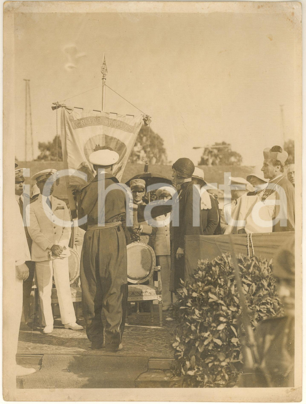 Fotografia d epoca originale 1929 ROMA CENTOCELLE Dame romane offrono gagliardetto all Aeronautica Foto 1