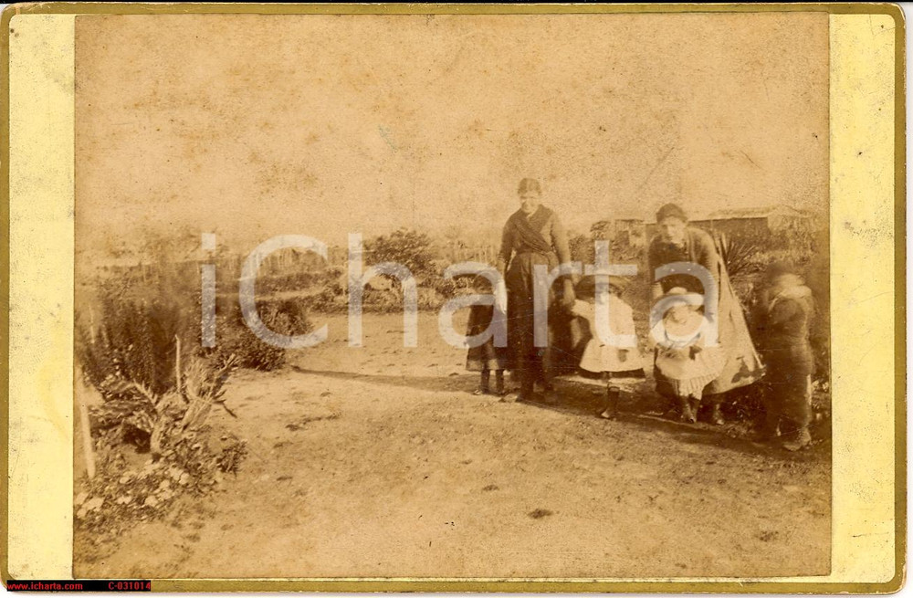 Fotografia d'epoca originale 1880 ca VENETO (?) Bambine con domestiche nella tenuta di famiglia *Foto antica 1