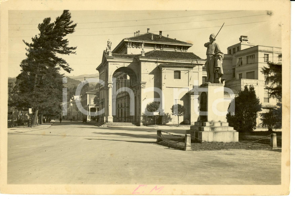 Cartolina originale da collezione 1950 LUINO (VA) Statua GARIBALDI e chiesa SAN GIUSEPPE *Cartolina ANIMATA FG VG 1