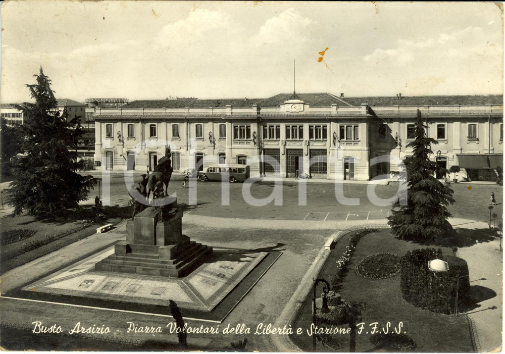Cartolina originale da collezione 1954 BUSTO ARSIZIO (VA) Piazza volontari della libertÃ  stazione *ANIMATA FG VG 1