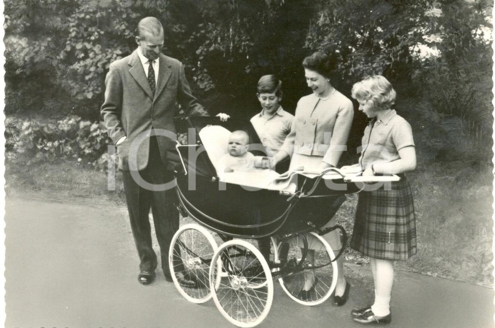 Cartolina originale da collezione 1960 ca BALMORAL (SCOTLAND) Queen ELIZABETH and the family *Postcard 1