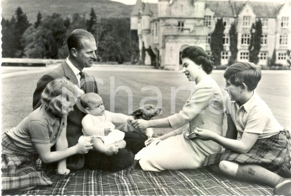 Cartolina originale da collezione 1960 ca BALMORAL (SCOTLAND) Elizabeth II Royal family in the gardens *Postcard 1