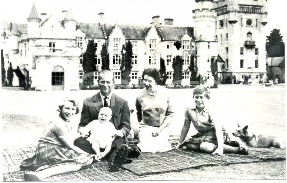 Cartolina originale da collezione 1960 ca BALMORAL (SCOTLAND) Queen ELIZABETH and the family in the gardens 1