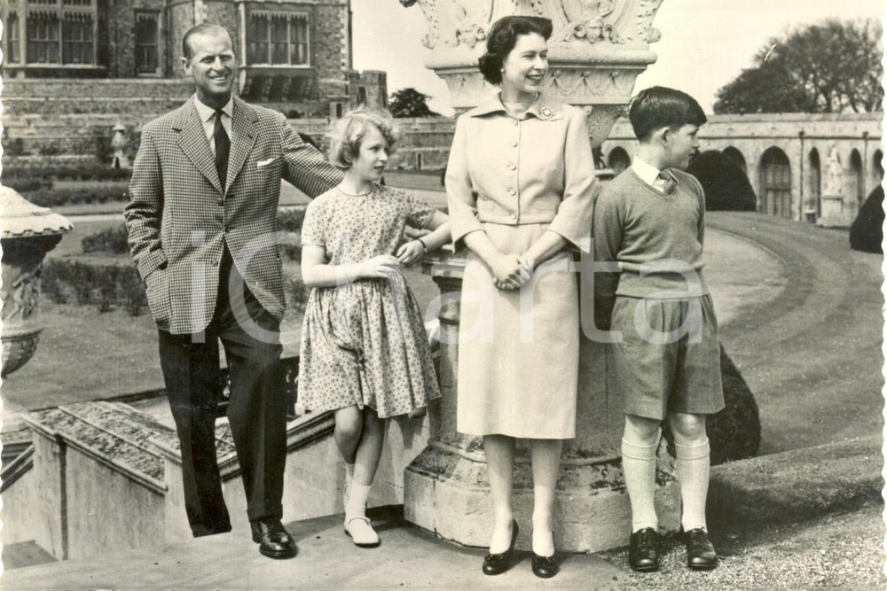 Cartolina originale da collezione 1960 ca WINDSOR (ENGLAND) Queen ELIZABETH II with family East Terrace Garden 1