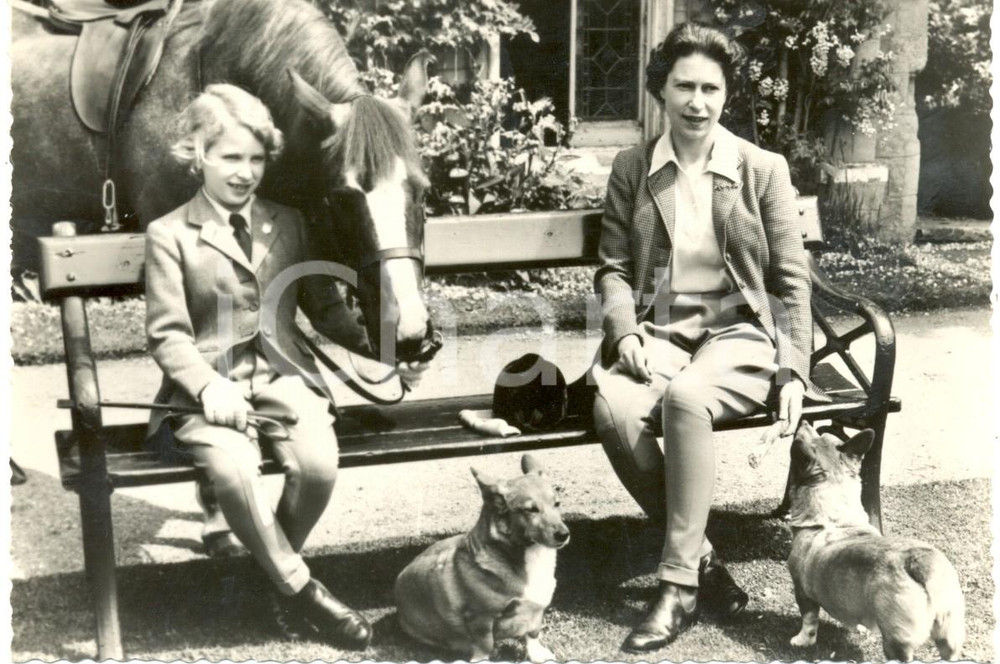 Cartolina originale da collezione 1960 ca WINDSOR (ENGLAND) Queen ELIZABETH with Princess ANNE at FROGMORE House 1