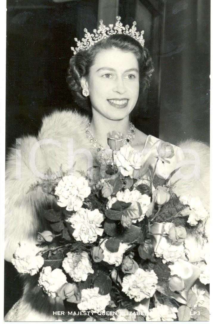 Cartolina originale da collezione 1955 ca LONDON ENGLAND Queen ELIZABETH II with a bouquet of roses Postcard 1